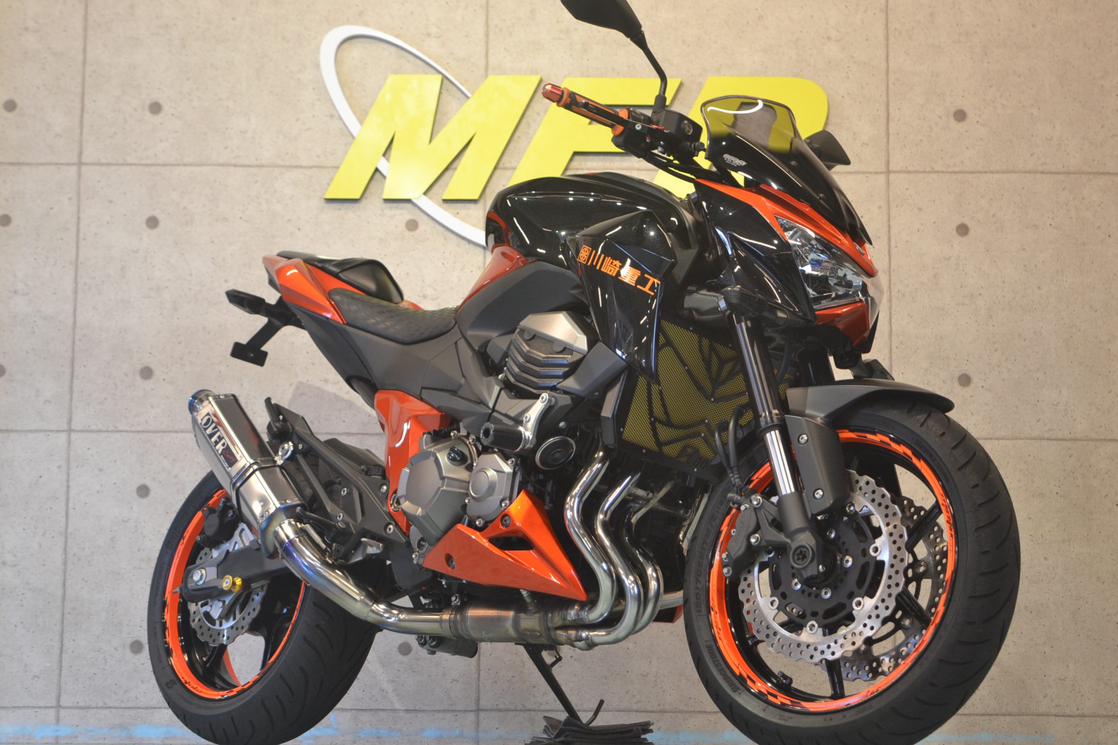 KAWASAKI Z800 オーバーマフラー マトリスリアサス オートシフター カスタム 新規入荷！【特選大型バイク紹介】 -  MFDモトフィールドドッカーズ神戸店