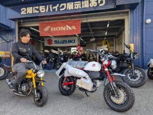 新旧の【ホンダ モンキー】が揃ったので店長と一緒にパチリしてきました♪
